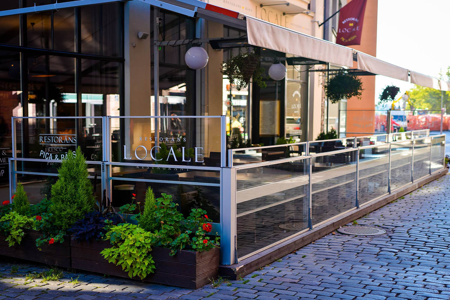 Ruimtelijke weergave van de Flatroof Cube in een groene omgeving.