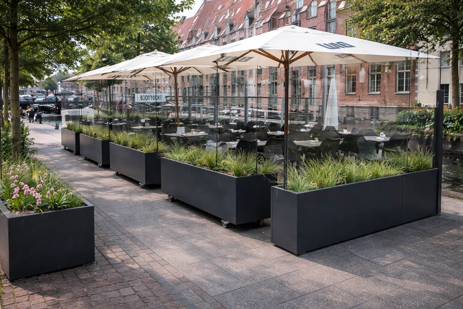 terraswindschermen-3 Glazen windscherm met plantenbak voor horeca terras